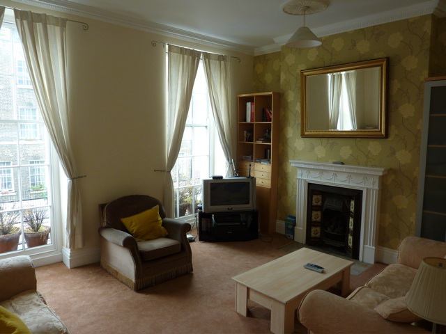 Photo 1: Lounge room