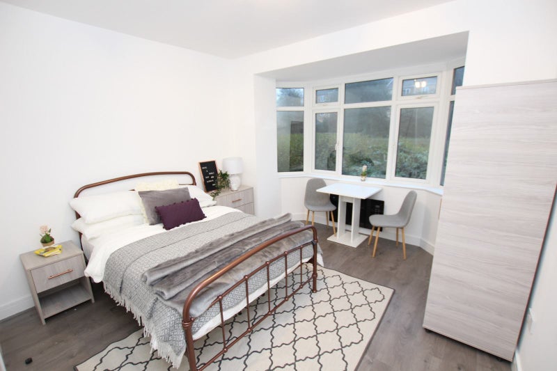 'Dss Studio Flat Available' Room to Rent from SpareRoom