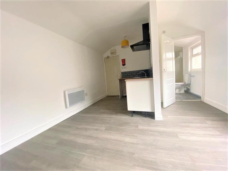 'Studio flat few seconds from Neath Train Station ' Room to Rent from