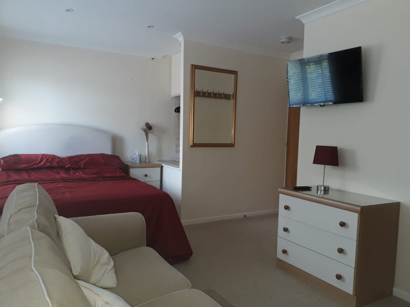 'Large, Quality, Self Contained Bedsit' Room to Rent from SpareRoom