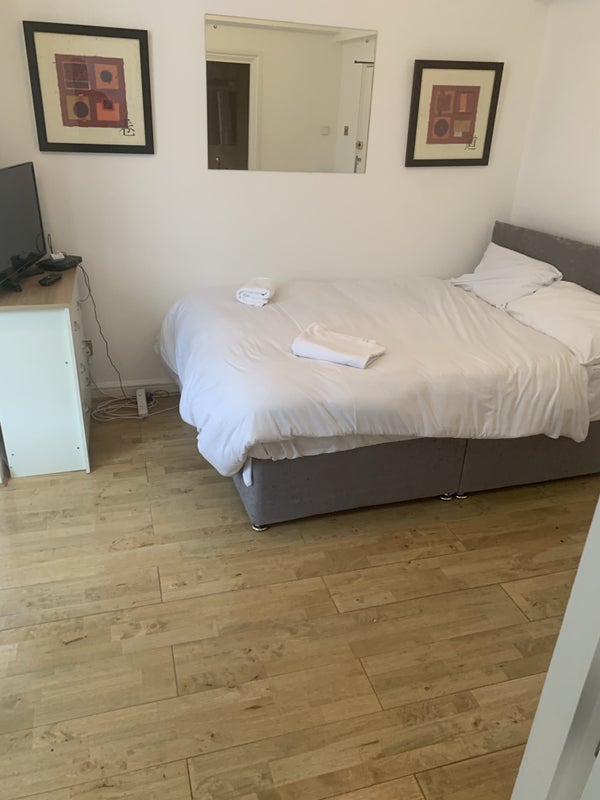 '£1250 Spacious Chelsea Cloisters Studio' Room to Rent from SpareRoom