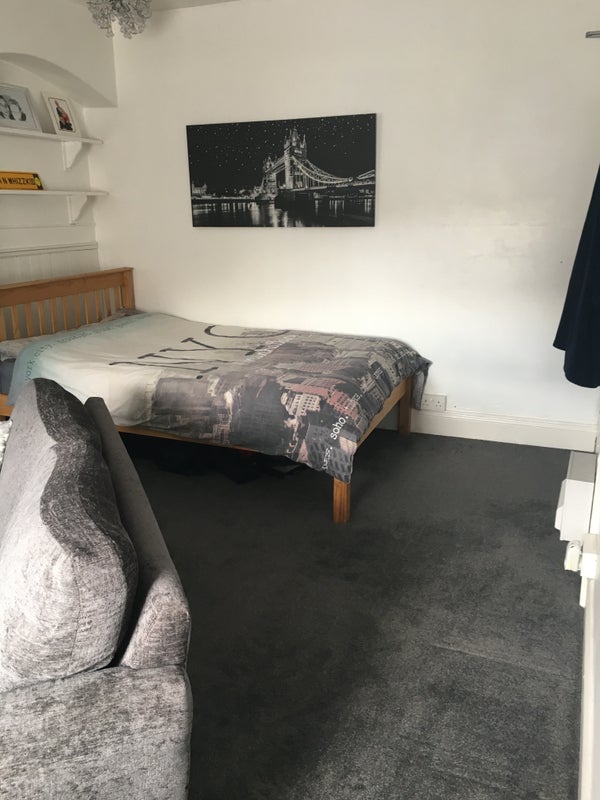 Photo 1: lounge/studio