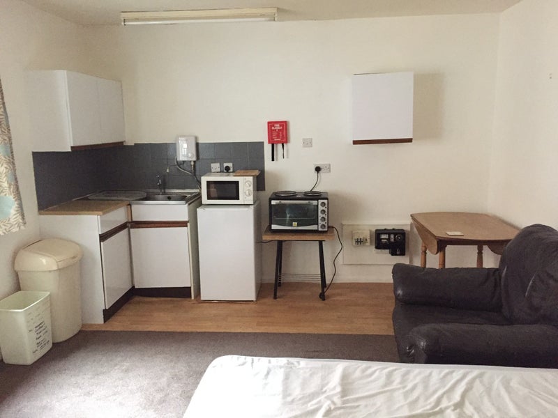 'Fleet Large Comfortable Single Furnished Bedsit' Room to Rent from