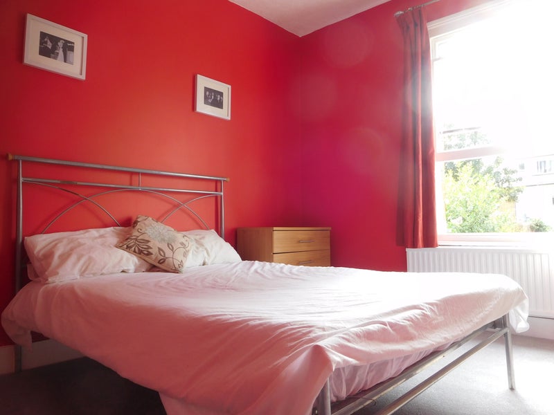 'Double room to let in central Reading' Room to Rent from SpareRoom