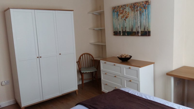 Photo 1: Bedroom to rent