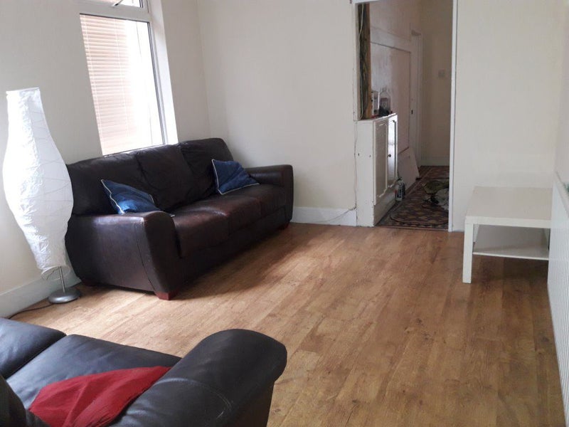 '1 Room in shared house. All inclusive. Short term' Room to Rent from