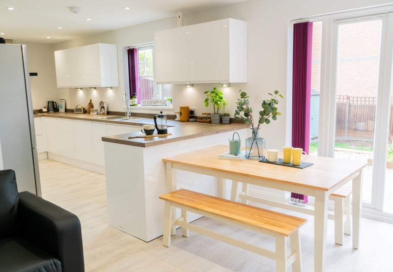 Photo 1: Kitchen Diner