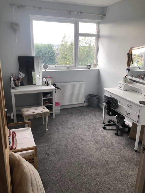 'Bright double room available in Horsham' Room to Rent from SpareRoom