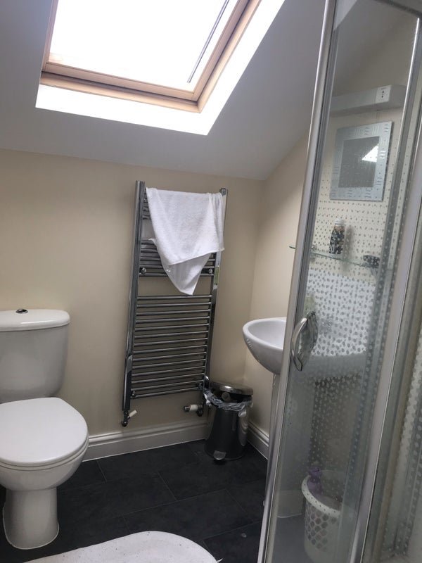 Photo 4: Bathroom