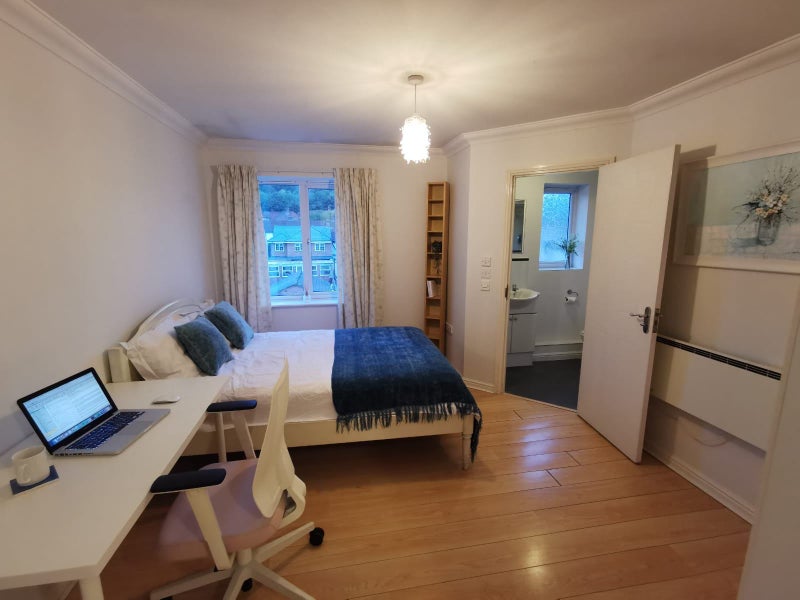 'Spacious Double Bedroom EnSuite Very Central ' Room to Rent from