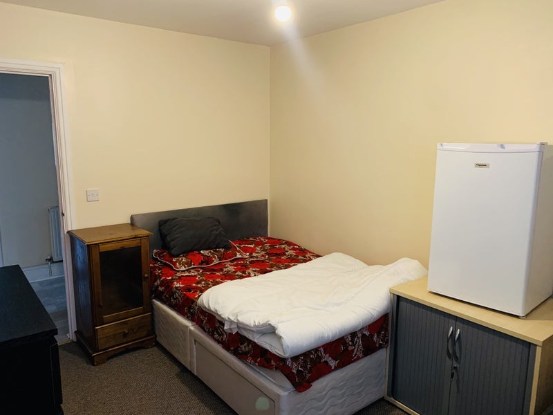 'Double room to let in woking ' Room to Rent from SpareRoom