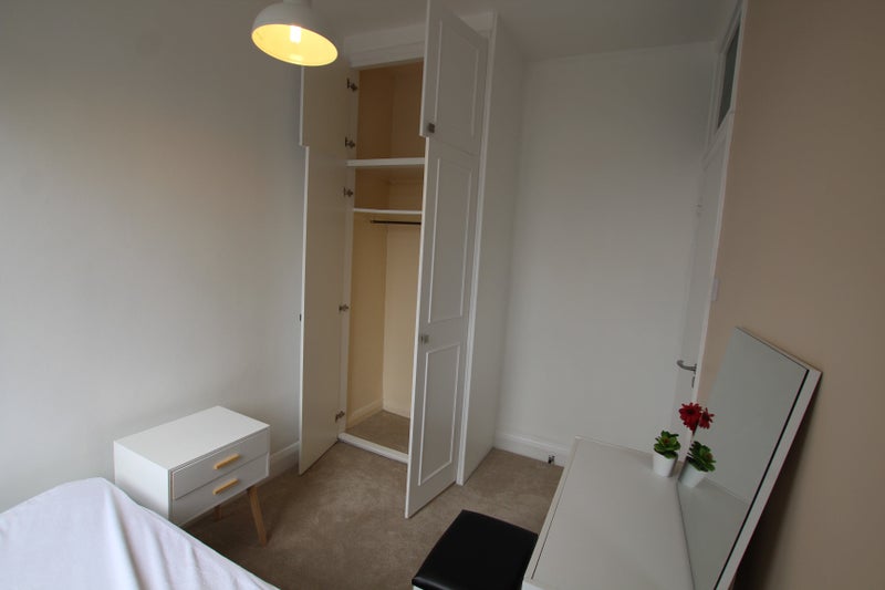 'Bright Double in 3 bed Apartment in Clapham North' Room to Rent from