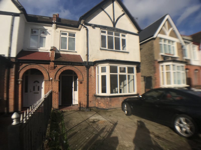 'Superb double room available in Catford' Room to Rent from SpareRoom