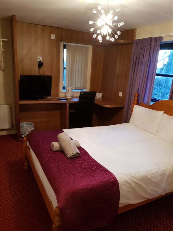 ' Double rooms with ensuite 10 min to Stansted ' Room to Rent from
