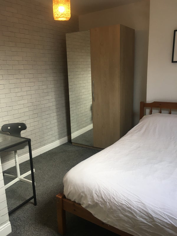 Photo 1: Rent Sheffield Attic Double