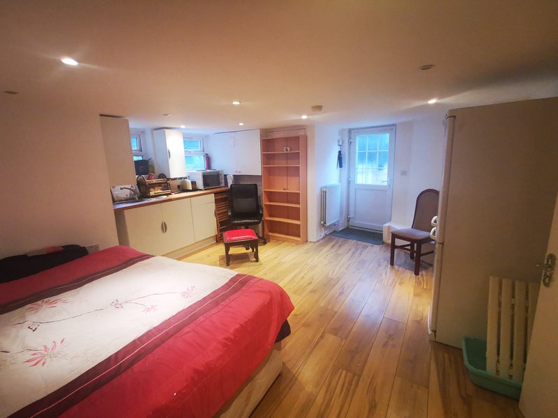 'Spacious Studio Flat Within The Stamford Hill Area' Room to Rent from