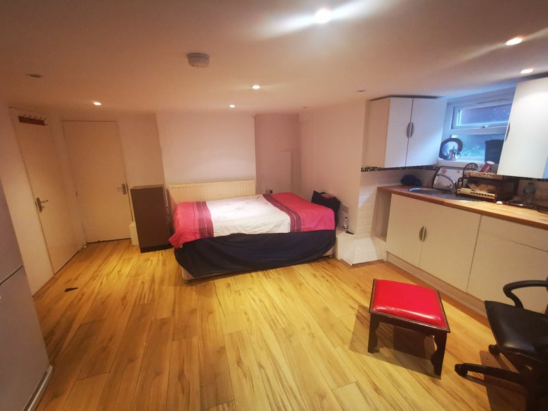 'Spacious Studio Flat Within The Stamford Hill Area' Room to Rent from