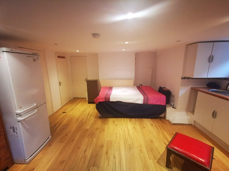 'Spacious Studio Flat Within The Stamford Hill Area' Room to Rent from