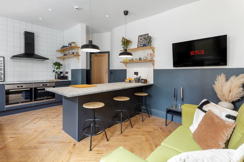 Photo 1: SOCIAL SPACE