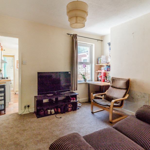 Photo 1: Lounge