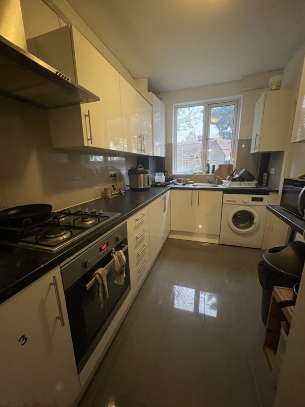 'Short Term Let Room Available In House Acton' Room to Rent from