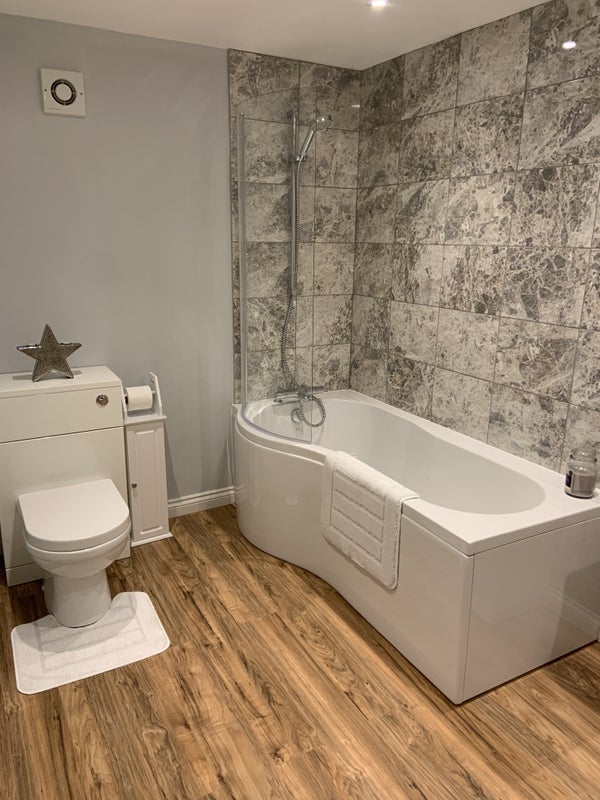 Photo 4: Bathroom