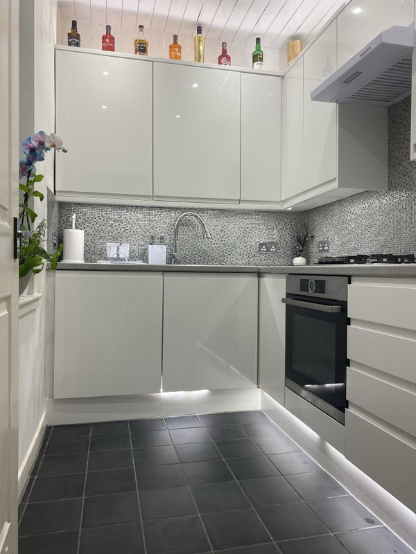 Photo 2: Kitchen