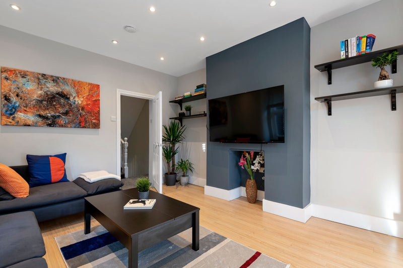 Photo 1: Lounge/Reception