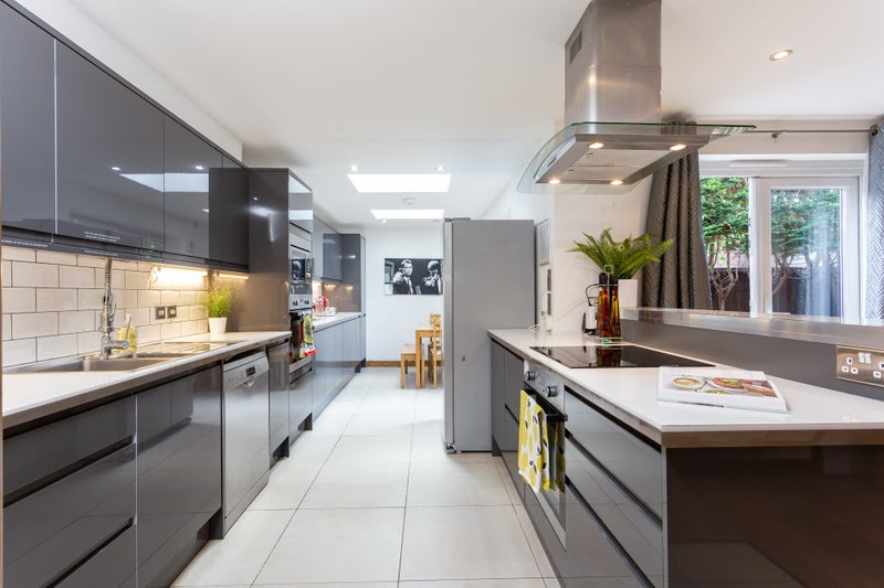 Photo 1: Modern spacious kitchen