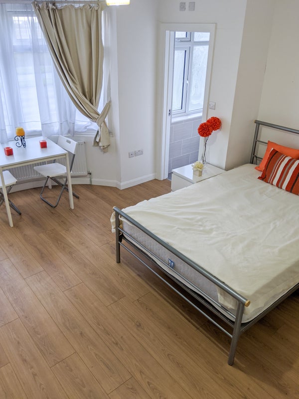 'Large Studio (inc. BILLS), Hounslow, Heathrow' Room to Rent from SpareRoom