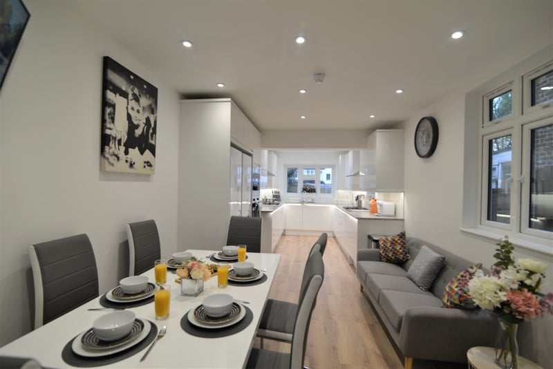 'Luxurious Living in Watford Parking Available ' Room to Rent from