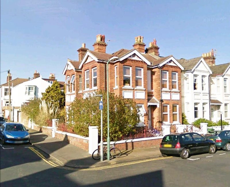 Photo 1: Exterior
