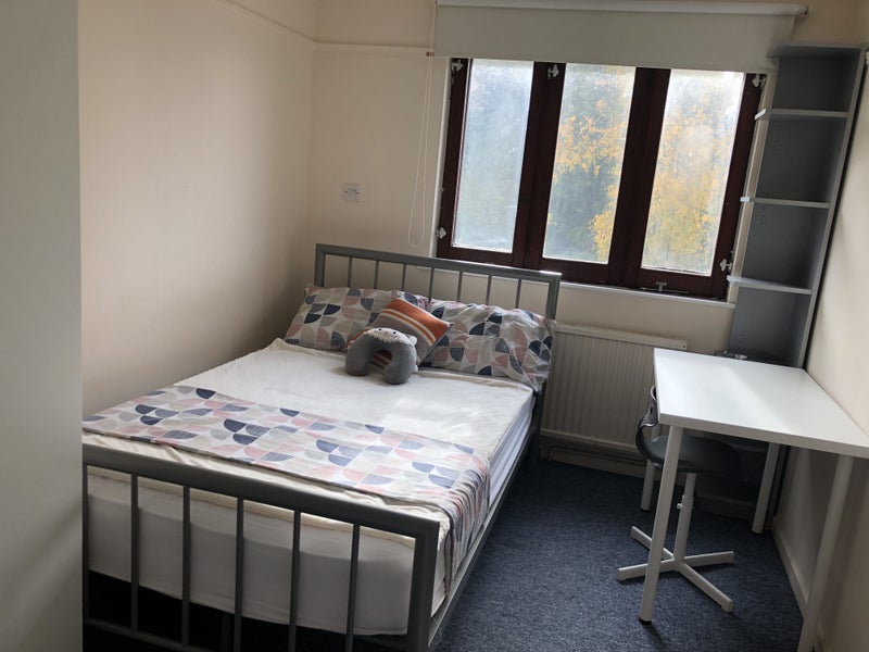 '1min walk to egham train Room to Rent from SpareRoom