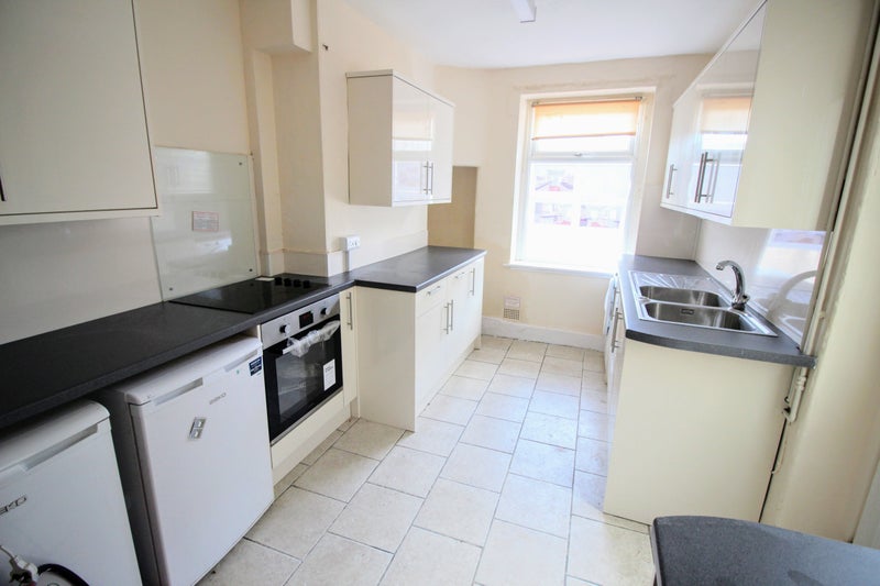 Photo 2: Kitchen 