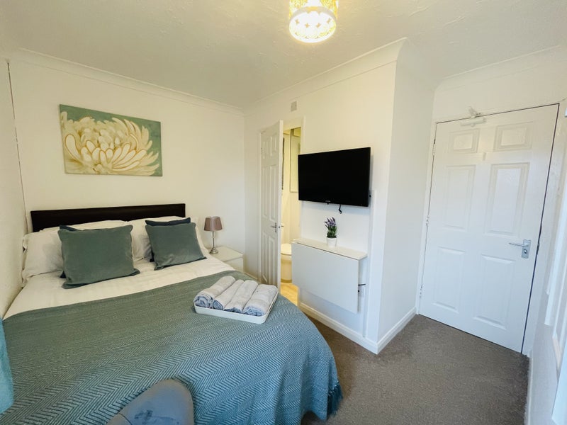 'Double Room with ensuite' Room to Rent from SpareRoom