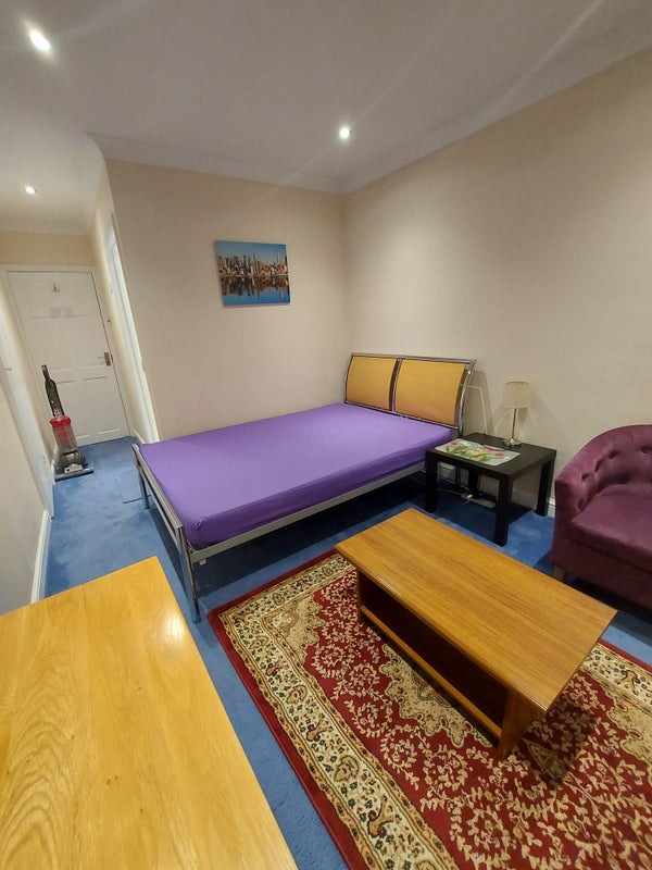 'ChalfontStPeter SL9 Studio ' Room to Rent from SpareRoom