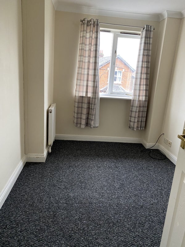 'Lovely houseshare in Merstham (Redhill)' Room to Rent from SpareRoom