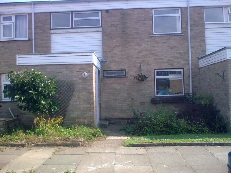 Photo 1: Downs Rd Front Garden