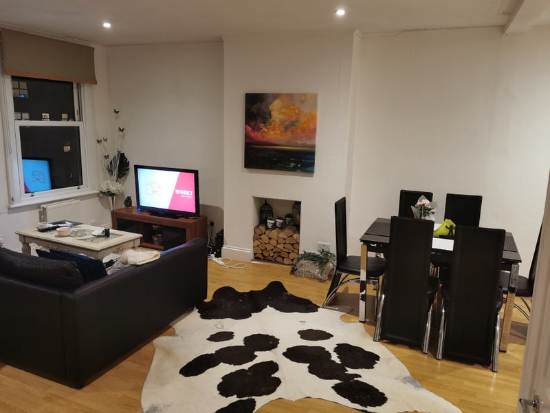 Photo 1: Shared livingroom