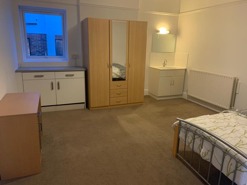 'Very Large double room to let in Staines, HMO' Room to Rent from SpareRoom