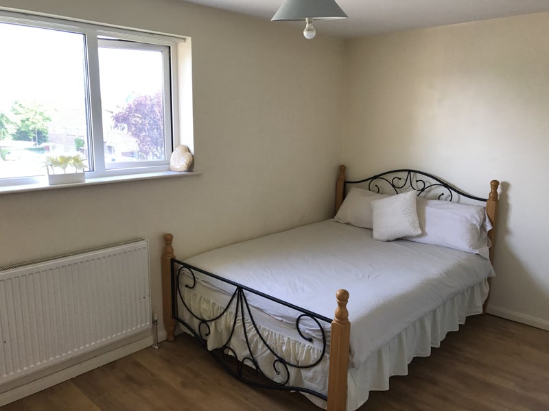 'Quiet Double Bedsit Room In Bletchley ' Room to Rent from SpareRoom