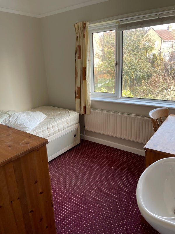 'Rooms in Yeovil' Room to Rent from SpareRoom