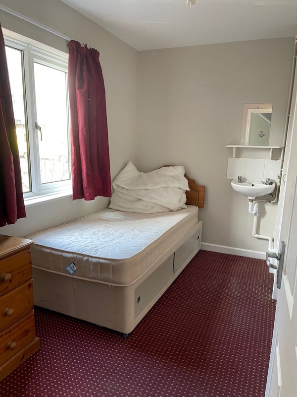 'Rooms in Yeovil' Room to Rent from SpareRoom