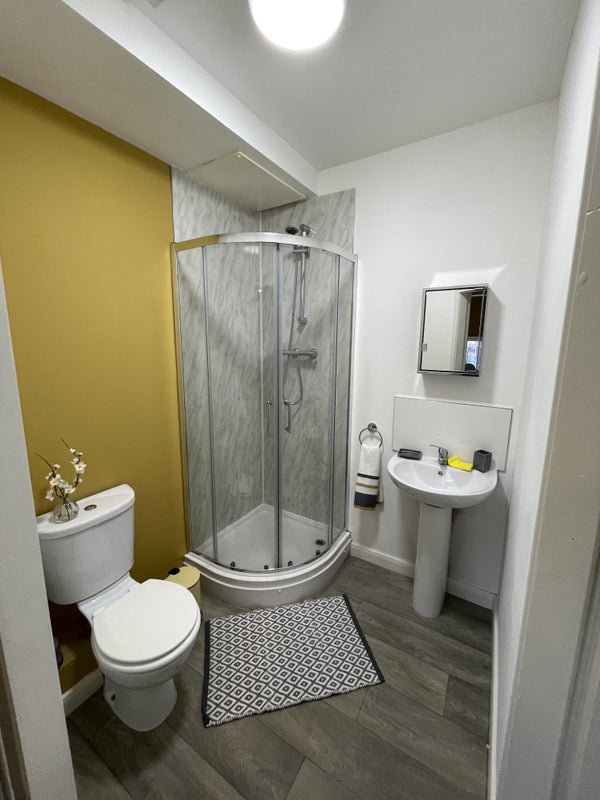 'Amazing Professional House Share Failsworth Pole' Room to Rent from SpareRoom