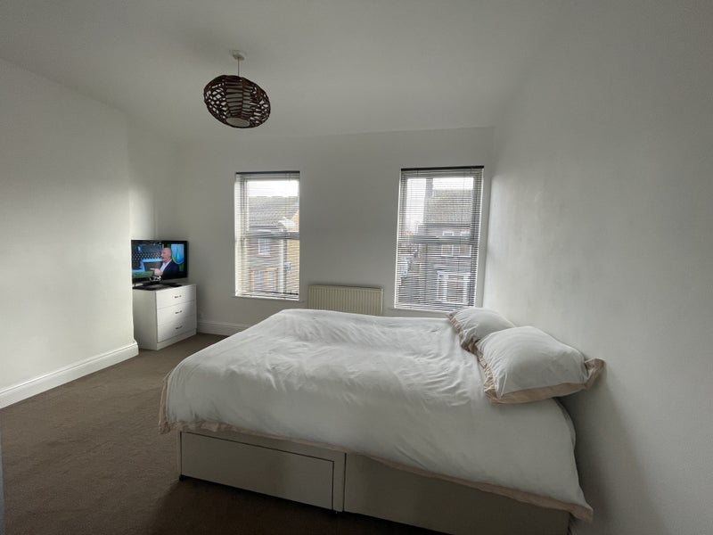 'Large Double Room Central Dunstable ' Room to Rent from SpareRoom