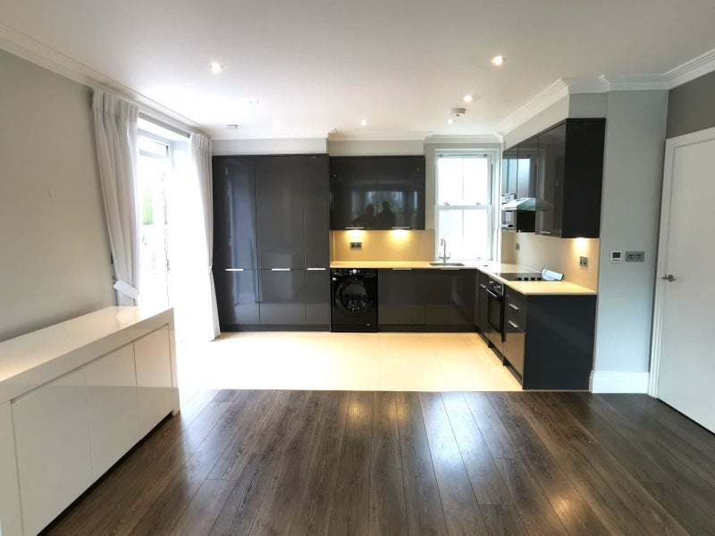 Photo 1: Kitchen / Diner