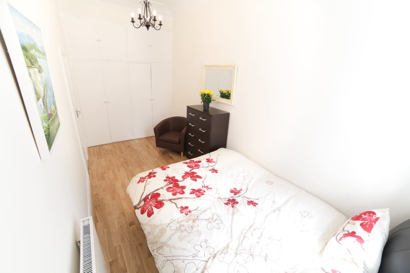 'Fully Furnished Large One Bedroom Flat in High St' Room to Rent from