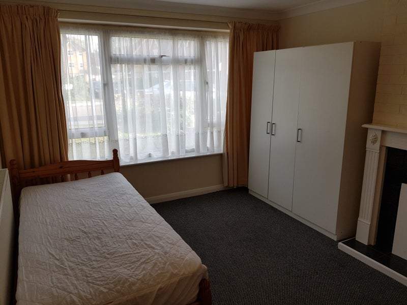 '5 bed house to let on Nobles Way, Egham' Room to Rent from SpareRoom