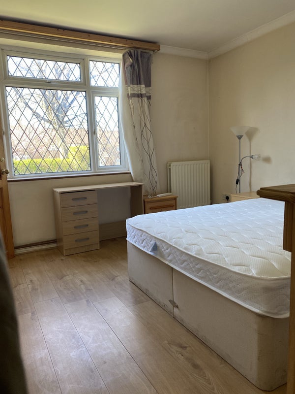 ' Double Bedroom in Borehamwood ' Room to Rent from SpareRoom