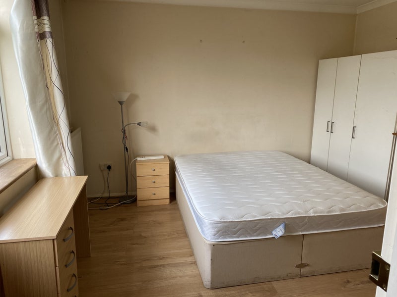 ' Double Bedroom in Borehamwood ' Room to Rent from SpareRoom